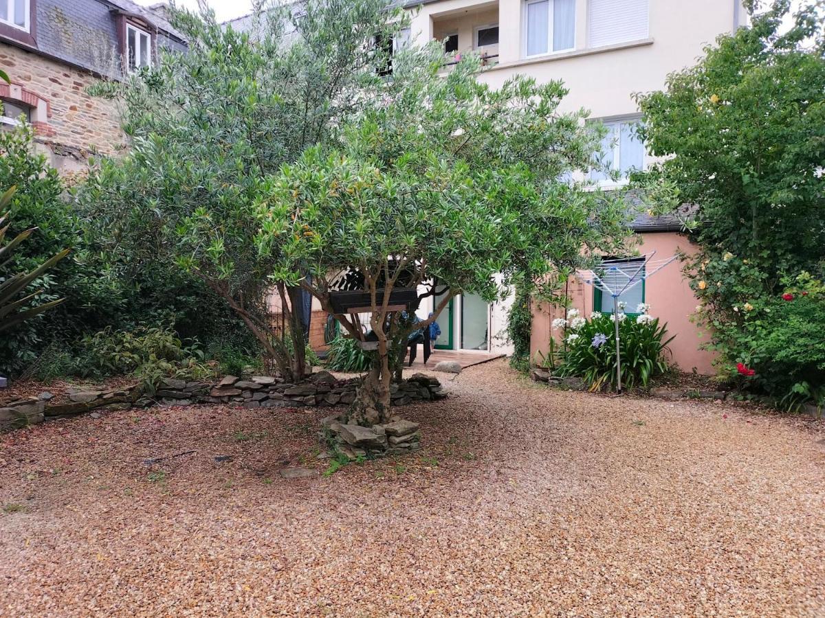 Appartement Au Centre Ville Avec Un Beau Jardin Prive Lannion Esterno foto